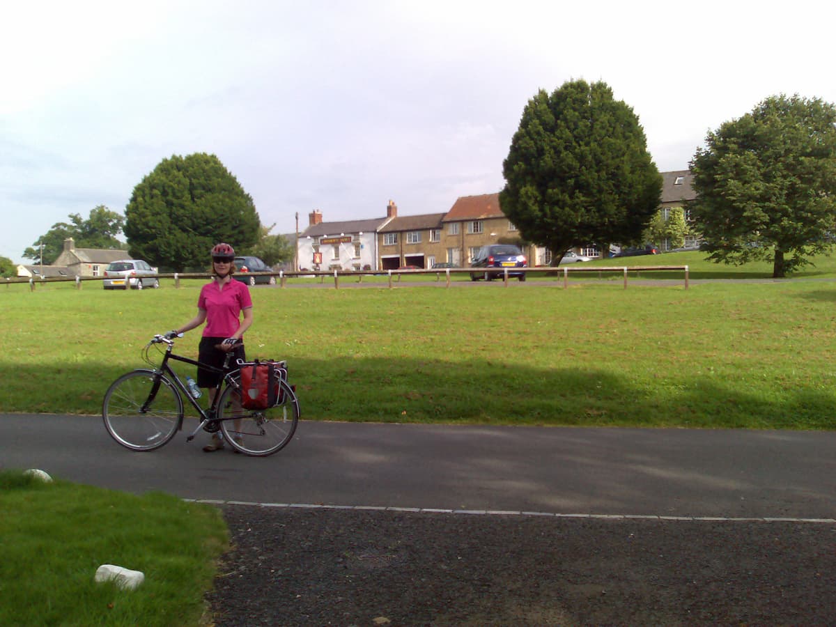 A bright sunny morning, we'd eaten the best hamburgers we've ever eaten at the Bay Horse Inn the night before and drank a few nice beers in the Swinburne Arms to follow and so we'd slept well in spite of the aching legs and were bright eyed and bushy tailed.