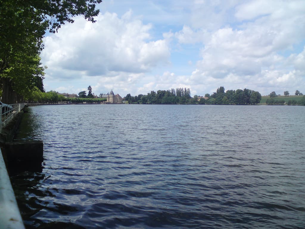12.25am  I'd misread the map and thought that the downhill to this lake was the wrong way - though it wasn't.  I'd spent some time trying to find any one of the three restaurants signposted at the entrance to the town and finally gave up.  I finally found one just opposite the chateau that you can see at the end of this lake.<p>Pity I was so hungry and in a rush to find the restaurant though because I'd just passed the most incredible municipal wild flower planting at the entrance to the town.