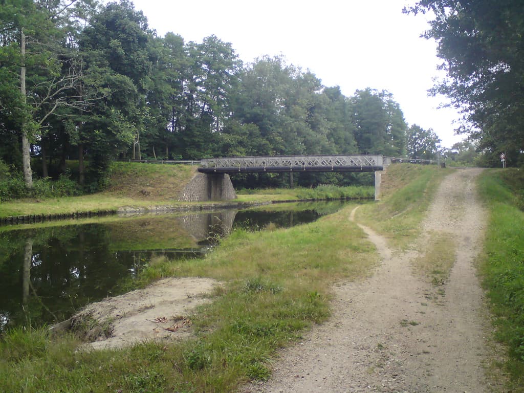 07.40am.  Having cycled out of Charlieu I went through Poilly sous Charlieu and met a very nice old lady on her bike cycling over the bridge out of town.  She confirmed the path out of Poilly towards Roanne, a very quite bit of single width country lane.<p>When I got to the canal I thought I was supposed to go straight on and wasted half an hour going the wrong way, when I eventually got the right way the old lady was already cycling back!