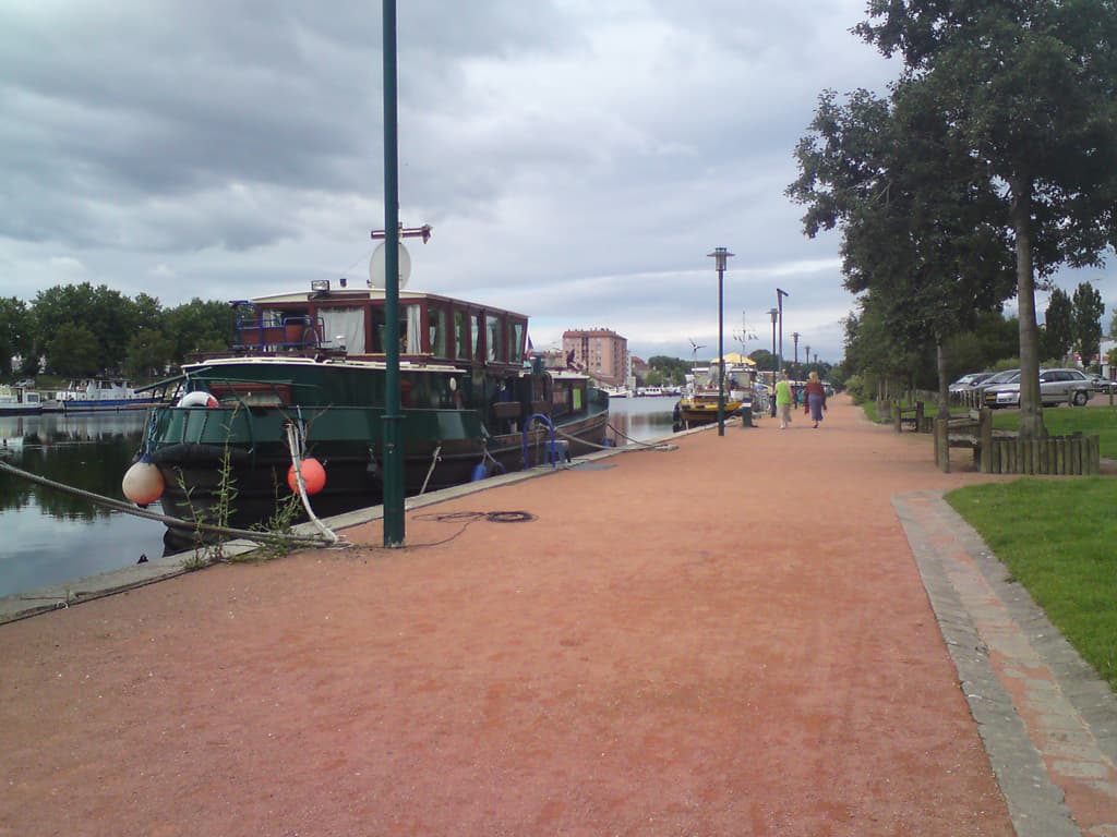 I really fancy living on one of these.  It was full of folk strolling and chatting, and watering their geraniums.