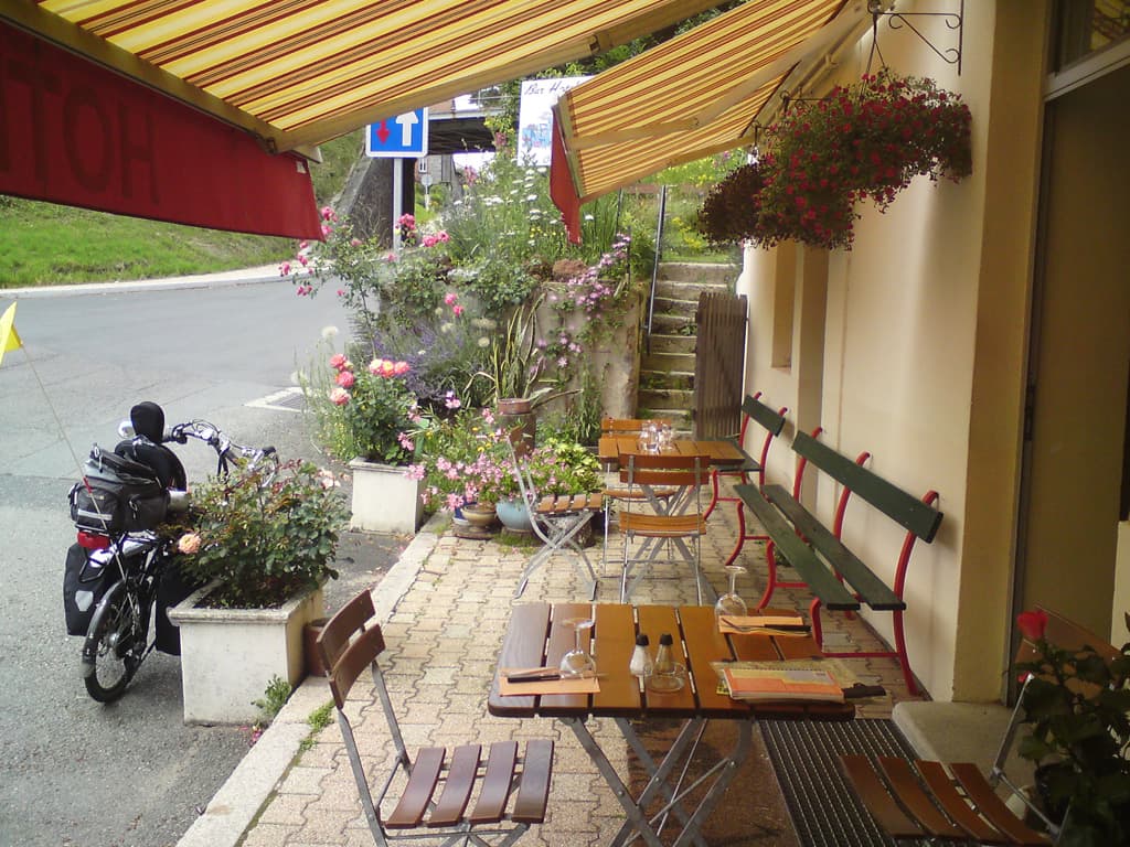 11.38am  It's barely lunchtime but I'm hungry, don't want to go further and this place is great.  I have salad followed by Lapin au Thym with a nice crisp ros&eacute; followed by soft cheese and honey for afters and cr&egrave;me br&ucirc;l&eacute; for pudding.  Well it's important for building muscle.