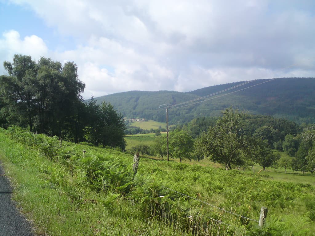 9.27am  Suitably replenished after my challenging repast I resume the battle with the hills.