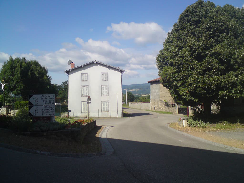 9.06am  I took this photo because it seemed the very essence of a French village.  I wasn't sure of the road just after this and asked some local - who didn't know at all but didn't want to say as much.  There were no signposts and the roads were tiny to say the least. <p>Finally, it was topped by being threatened by the biggest black mastif I've ever seen who was running around free in the road.  Luckily just before he came in for the kill a car came along and he backed off, giving me a chance to ride off keeping the car behind me until I was out of range.<p>This area was very quite, a consequence of which was that I couldn't find anywhere that served food.  Lots of places were closed or boarded up: Dor&eacute;-l'Eglise for instance.