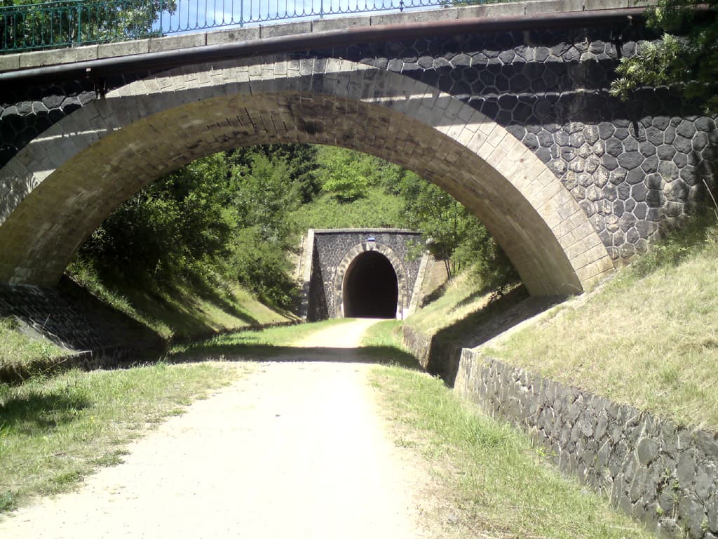 12.00, the green way was about 30km long and was dotted with very long tunnels along its length.  I started to look forward to the tunnels, they were cool.