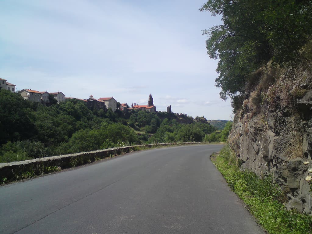 14.17, lunch over there was a fast, curving descent out of Solignac.