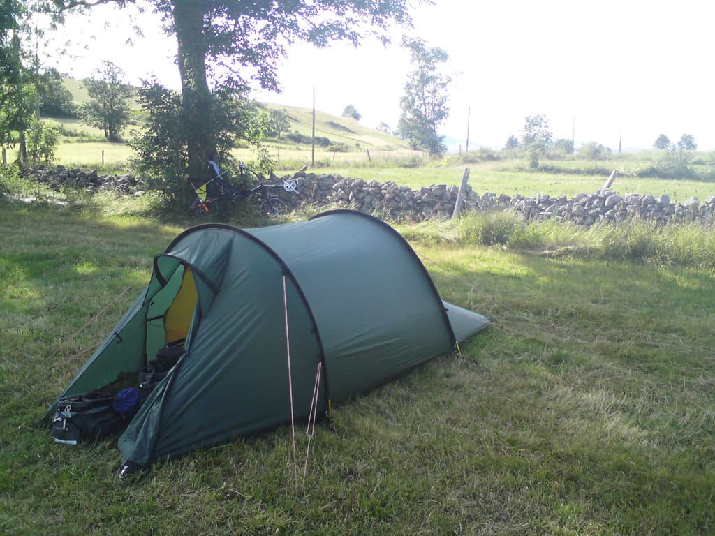 17.17pm  No campsite but there was this very nice field, it was sunny and I was happy to be out of the saddle.  I'd bought some cheese tarts and an onion one too so I had those for dinner, I thought I'd save the pizza slice I'd also bought that morning for tomorrow's breakfast.