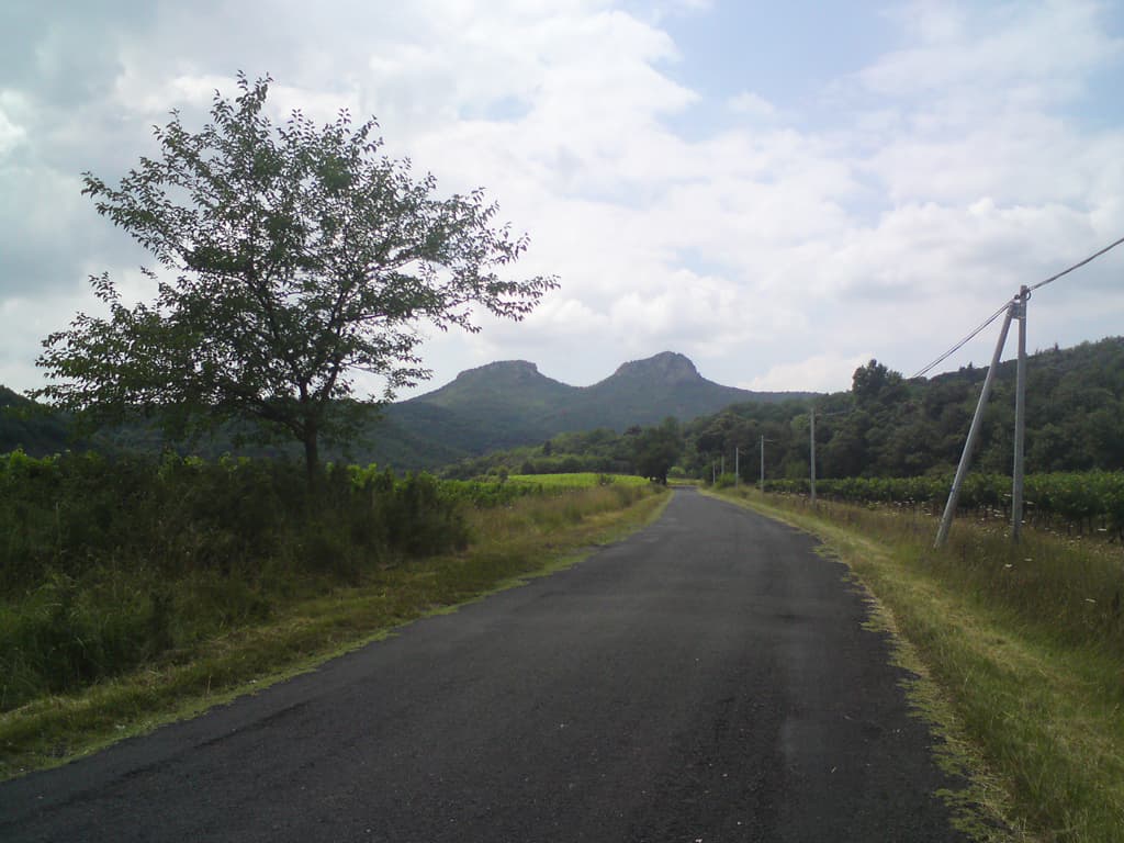 14.24pm on the other side of those hills is my destination for today, St Hippolyte du Fort, though I don't particularly know it's my destination, that is to say I'm just pedalling until I don't want to.  Actually, that's not quite true there have been a number of times when I can't exactly say I wanted to be pedalling but I still did.<p>Actually, I almost didn't get to Saint Hippolyte I was a bit tired for the last little bit going up those hills, mountains they felt like by the time I was going up them.  There was a camp site just before the top but it was downhill to get to it and it was more than I could bear to go downhill and then have to go back up to get out the following morning so I just carried on.