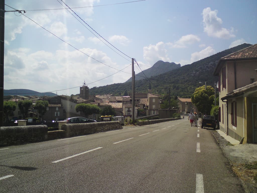 Just coming up to 3 o'clock, it's hot but I'm there.  Actually I feel a lot better than I should given the distance.