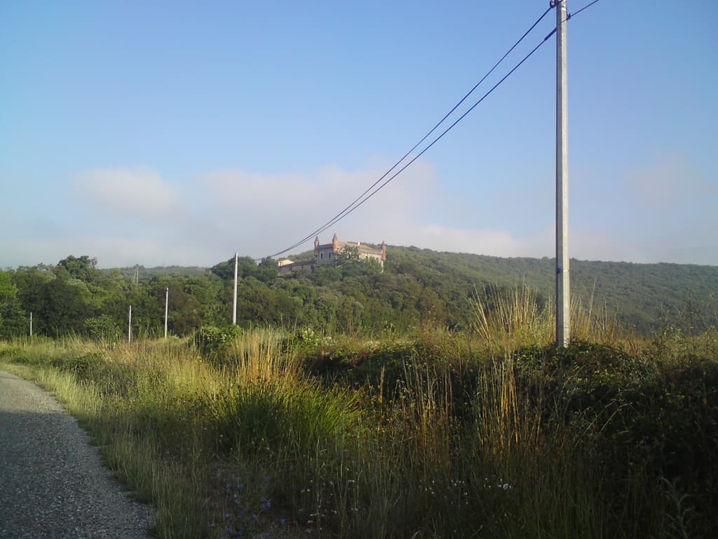 I didn't get to find out the name of this intriguing little chateau, quite striking, though largely all chateau are of course.