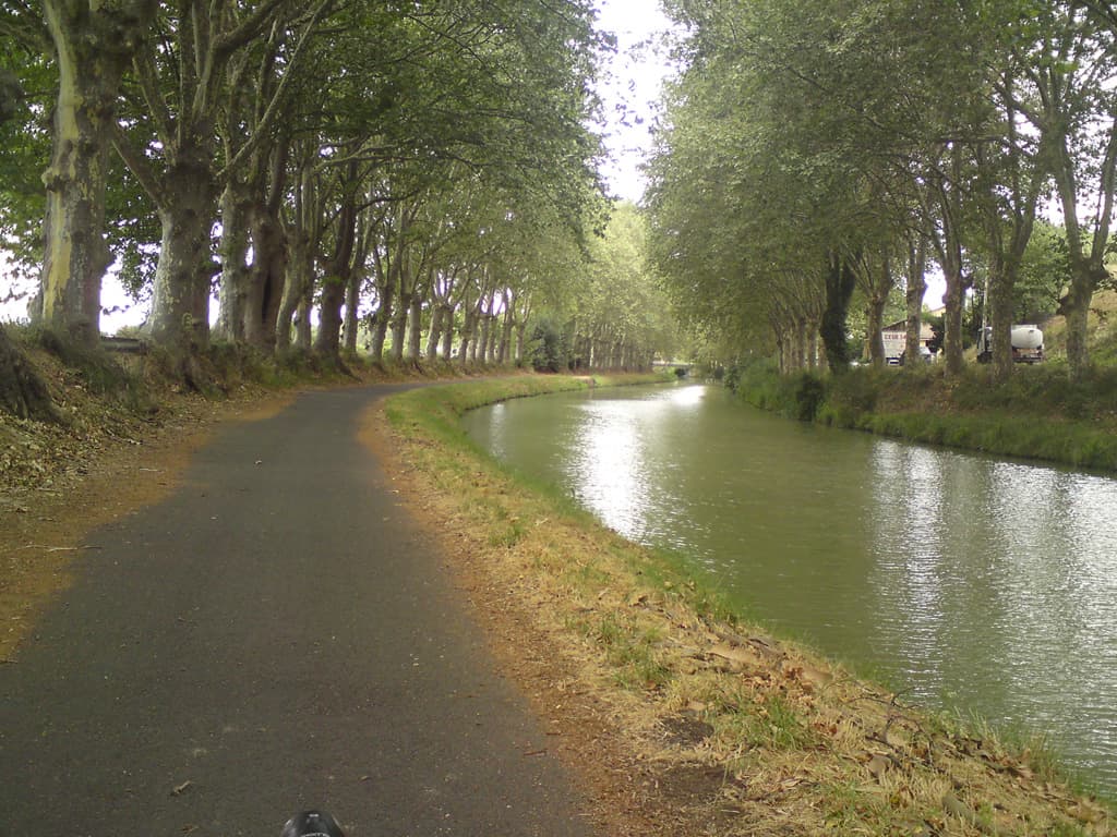 <p>9.12am I'd been riding by the side of the canal for an hour or so and, truth be told, I was starting to get a little bored, there wasn't much change in landscape or view really, as pretty as it was; and, as you can see, it is pretty.</p>