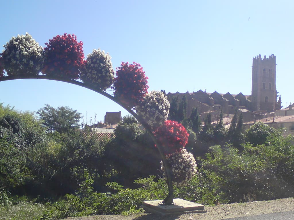 10.02am  I probably should have stopped and explored, it looked a nice town, next to a river with bridges and old buildings, but I flashed on through.  Nice flower display though, don't you think?