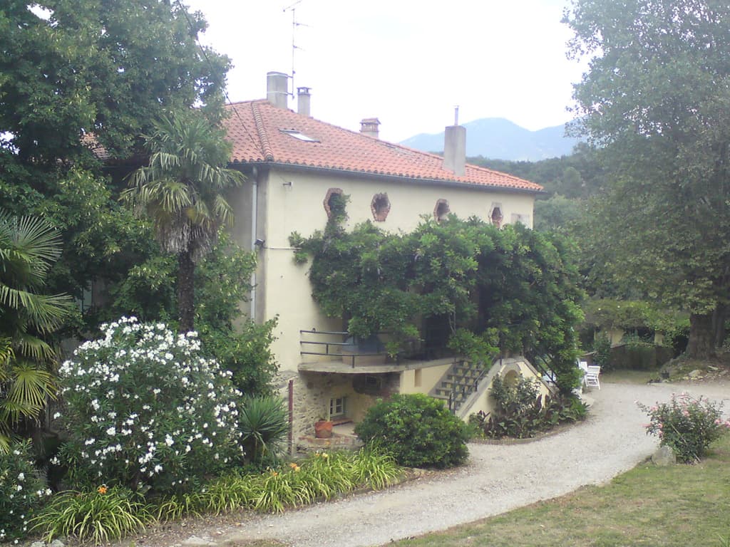 16.39pm and I'd finally got somewhere to stay.  The village itself seemed largely closed, it was a fete day.  I couldn't find the municipal campsite, indeed someone had said it was closed, but I found this very nice chambre d'hote, run by an English couple.  I had a nice room and there was a swimming pool.  Oh, and the nice trio of Italian doctors who were also staying there gave me a glass of rum, a pleasant afternoon in short.<p>I went into town looking for food afterwards but everywhere was shut or cashing in on the fiesta and selling overpriced all-in meals that I didn't want.  So I settled for bread and some of my honey.