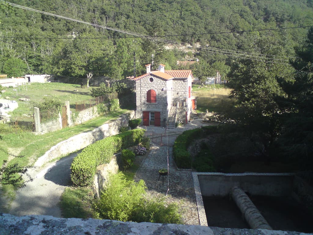 7.55am I had been wondering if I was getting near the top when I realised that the map had this small hamlet about two thirds of the way up - so still a third to go.<p>From this point the hairpins started to get steep and tight and at every road change of direction I had to get off and push around the curve and then right again to the next hairpin. 