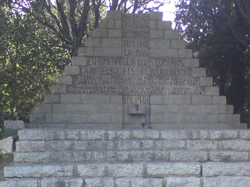 8.51am  This was the monument at the top of the pass - click to see the writing in more detail.  It was touching in this remote place.