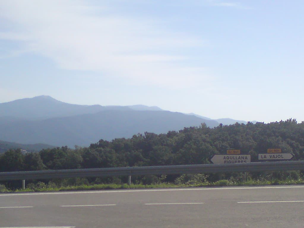 9.00am  My first spanish signpost; great views over the valley below and a wonderful fast descent down the kilometer of height I'd gained over the previous day and this morning.