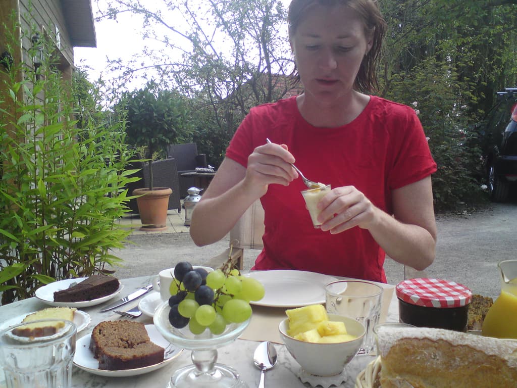 Of course, needless to say Pips is a sucker for anywhere that serves her chocolate cake for breakfast, forget the jacuzzi, the linen tablecloths etc, gimme more cake.