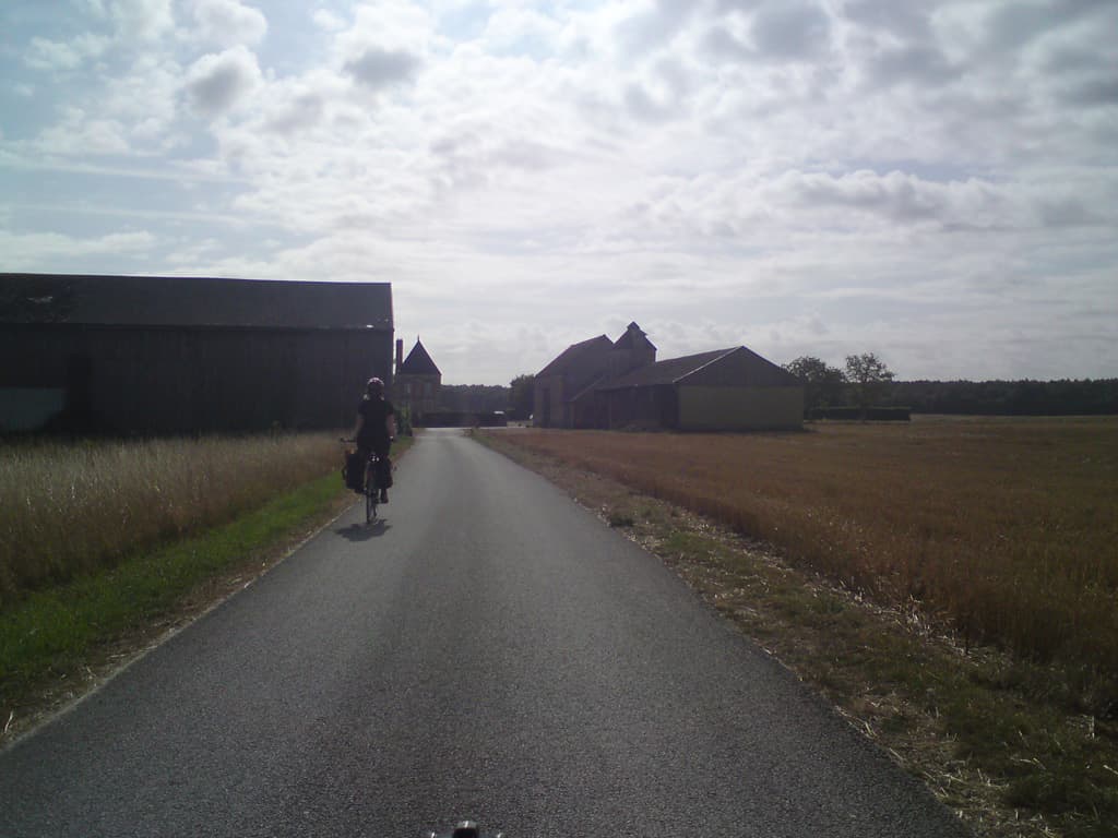 Having crossed the bridge at Memillon we turn left, it would have been much quicker had we turned right, which I intended to do, but had we done so we wouldn't have seen this beautiful chateau cum farmstead.