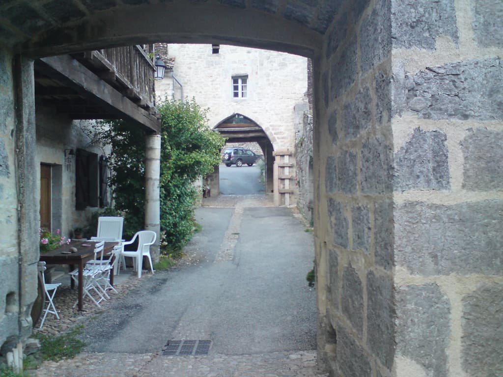 So, washing line sorted out we rode the 2km back to Espagnac for dinner.  We sat in the pretty garden and had a beer each.  We couldn't make up our minds between the blond and the brown and so had one of each.  We also struck up conversation with a nice guy who was also there for dinner - we bumped into him a few day's later in Figeac - a dutch guy, living in France, who was doing part of the pilgrims' way to Santiago de Compostella.<p>At the end of the beer we were told to walk around the back to where we'd have dinner.  This is the gite d'Etape through which we walked to get to that back.
