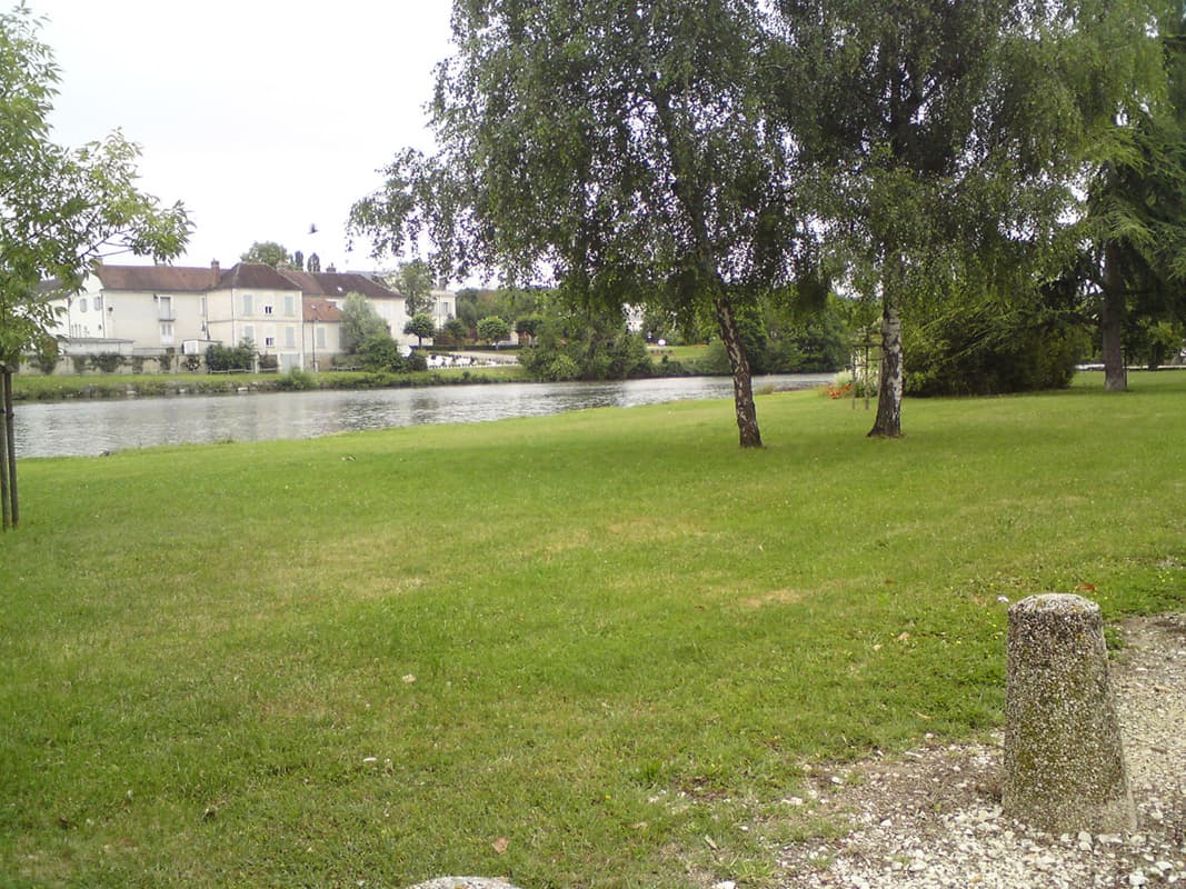 <p><em>4th July, Auxerre to Clamecy. 85km, avg 16.6km, max 43.4</em></p><p>The European Bike Express bus had dropped me off near the motorway just north of Auxerre at about midnight and I'd booked into the F1 Hotel because they had a ground floor room and would let me put my bike in it
 with me.</p><p>The next morning I'd got pedalling by about 6.30, had found the River Yonne (later the Canal du Nivernais), and, more importantly, already bought croissants aux amandes.&nbsp; It was a cloudy but pleasantly warm start.</p>