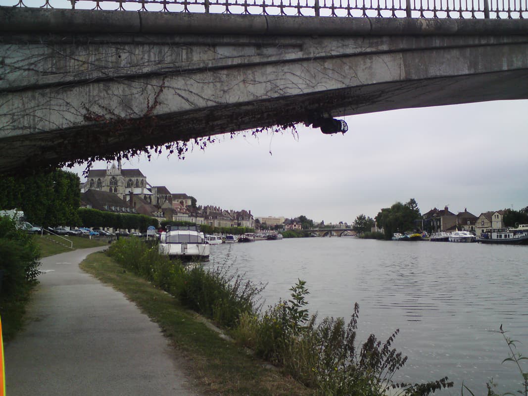 <p>It was only just past 7.00am and so things were still quiet, this is the Yonne river by the way since the canal doesn't start until later.</p>