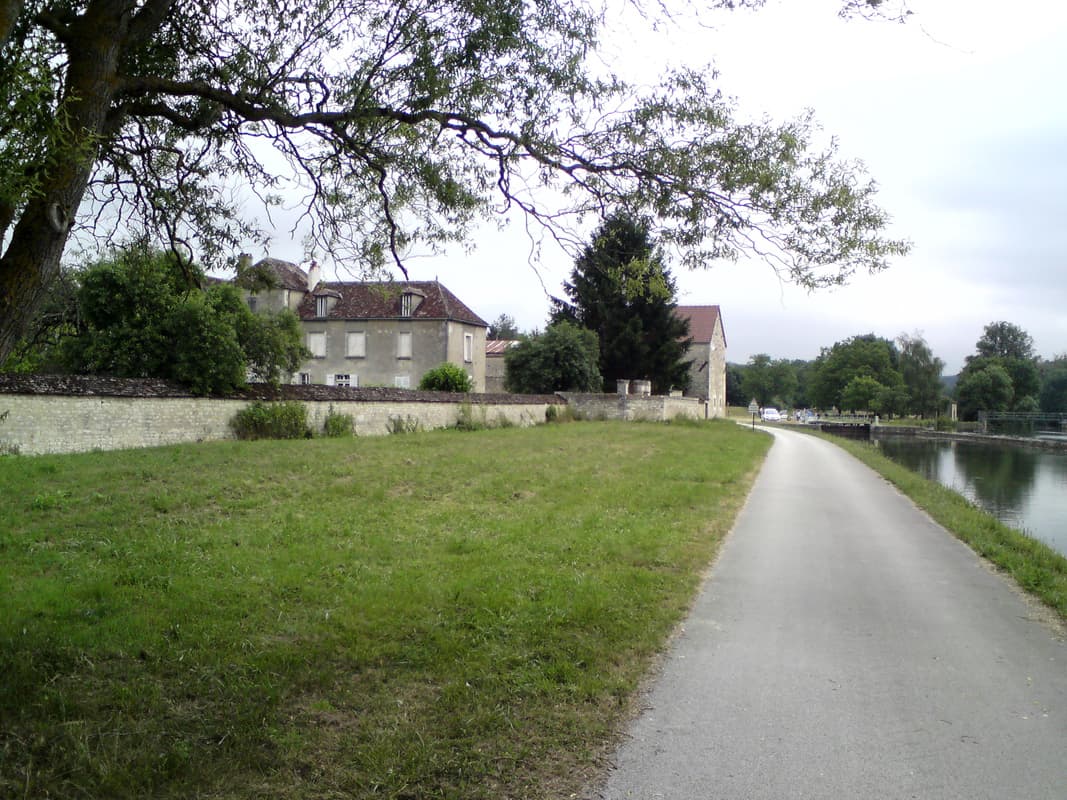 <p>This is the first in what will end up a series of photos of lovely houses next to a canal.&nbsp; I wasn't really paying attention at the time but it could be that this is where the canal deviates from the river, since you can see a canal lock and the river continuing to its right.</p>