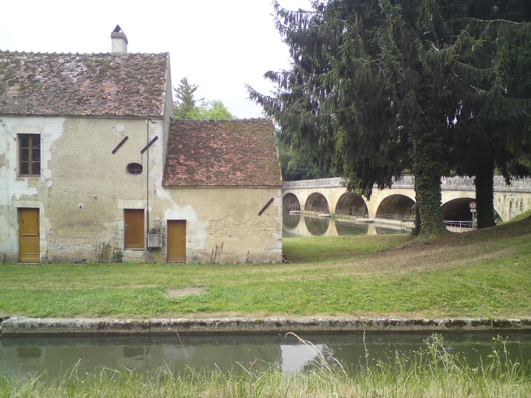 <p>Here you can more clearly see the river running parallel to the canal.&nbsp; At times the two waterway's merged, at more navigable points I imagine.&nbsp; The bridge is a road bridge, though later I'd come across a couple of large canal bridges.</p>