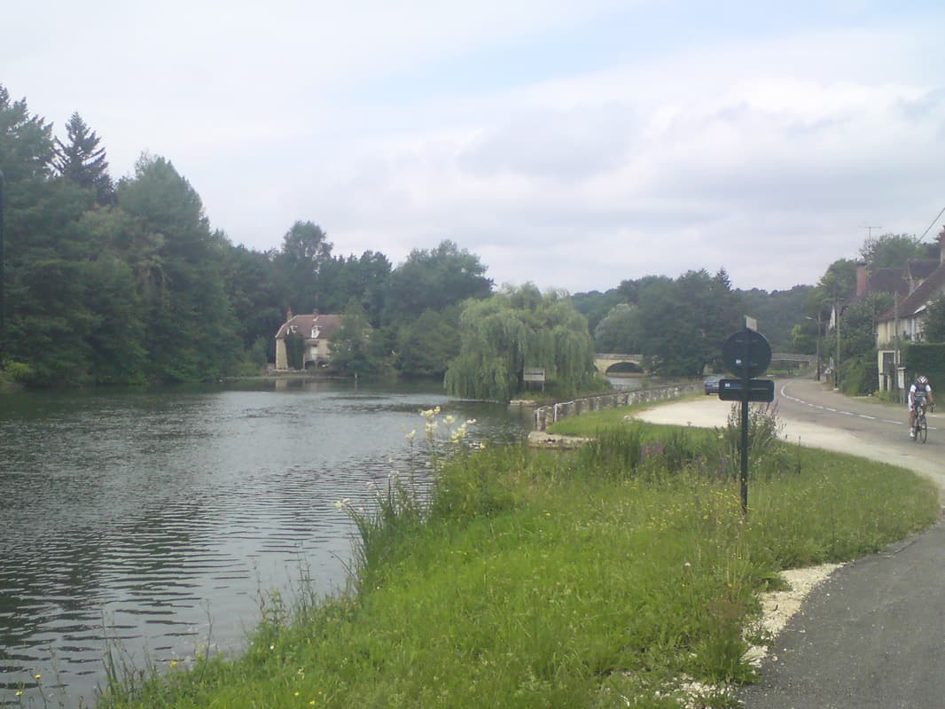 <p>It was now about 9.30am and there were a few cyclists out and about.&nbsp; Largely racing cyclists out for their Sunday morning spin.&nbsp; As you can see it was a beautiful part of the country, lovely stone houses, weeping willows and the slow moving waters of the Yonne and the Canal du Nivernais whose waters were once used for transporting wood and coal to Paris.</p>