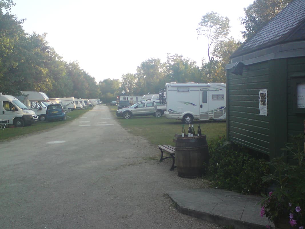 <p>Rollover this image to see a map of where I am.</p><p>The campsite was very nice, clean, shaded, just next to the canal with very friendly people.&nbsp; I had an animated conversation with the owners about Moroccan food.&nbsp; Unfortunately, while I was having this conversation some mad VW Beetle owner was pitching his tent three feet away from mine and then played beep-beep games on his phone 'til late.&nbsp; Fortunately my ear-plugs kept him at bay and I slept like a log.</p>