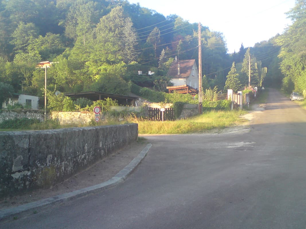 <p><em>5th July, Clamecy to Panne&ccedil;ot, 94km, avg 15.3, max 48.3</em></p><p>Started at 5.30am to this beautiful sunny morning.&nbsp; This is just outside the campsite, this bridge just crosses the canal and I turned off left here.&nbsp; It's great starting early, firstly because it's still cool, but also because there are fewer people (though it's not that busy anyway) and you see more wildlife.&nbsp; I'd seen 6 heron, 1 red squirrel, and 2 birds of prey before 8 o' clock!</p>