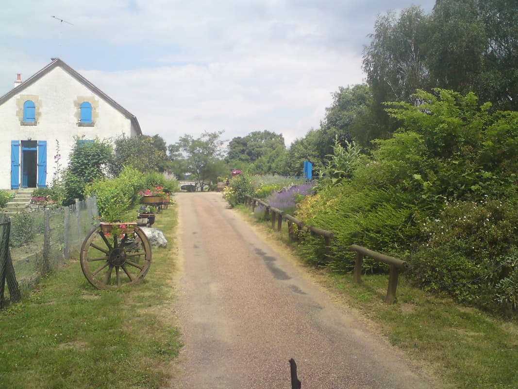 <p>The lock-keepers' houses, which is what maison d'eclusier means, were sometimes abandoned or unused, but sometimes they were very obviously cared for.&nbsp; There is a move to try to encourage their use to help regenerate the area but there were very few that we being used to support tourism and they would be ideal as caf&eacute;s, restaurants or chambre d'hote.</p>