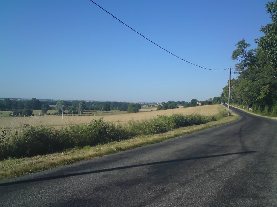 <p>Then it was back to the quietest D roads and great tarmac once more.&nbsp; Rolling hills but nothing at all severe.&nbsp; And it was getting warmer, so I'd also stopped here, at 8.20am to put on some suncream too.</p>