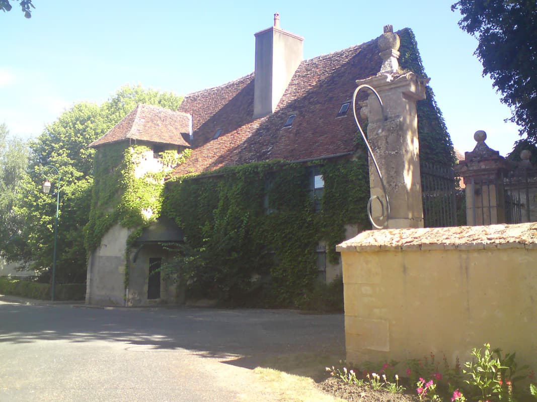 <p>For sale for goodness sake, with a walled garden too, didn't ring the agent though.</p>