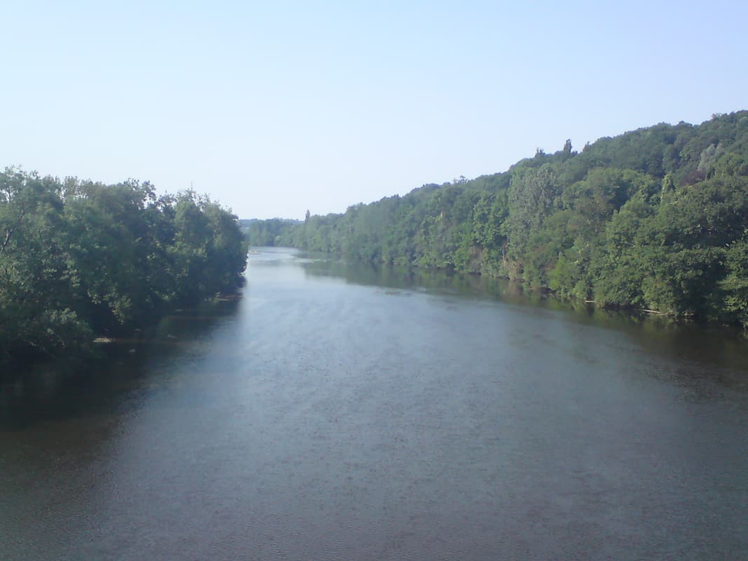 <p>Going over the bridge out of Lussac Les Ch&acirc;teaux I turned left onto the route de Gouex to cycle along by the side of this river, La Vienne.&nbsp; I would follow it, more or less, for a couple of day's and my campsite tonight would be on its banks.</p><p>Click to see <a href="http://maps.google.com/maps?f=q&amp;source=s_q&amp;hl=en&amp;geocode=&amp;q=Lussac-les-Ch%C3%A2teaux,+France&amp;sll=37.0625,-95.677068&amp;sspn=38.41771,80.859375&amp;ie=UTF8&amp;hq=&amp;hnear=Lussac-les-Ch%C3%A2teaux,+Vienne,+Poitou-Charentes,+France&amp;ll=46.404398,0.700936&amp;spn=0.016365,0.039482&amp;z=15&amp;layer=c&amp;cbll=46.40452,0.700928&amp;panoid=YNrwWDsr8brSoft7QACXXw&amp;cbp=12,184.23,,0,5" target="_blank">Google Street View</a> of the turnoff just after the Bridge out of Lussac (opens a new Window).</p>