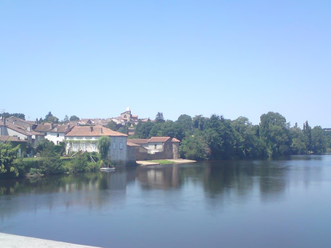 <p>All the climbing up to Loudon had a payoff, a huge descent down to Availles-Limouzine, a beautiful village by the side of La Vienne.&nbsp; I was tired and although there appeared to be a campsite opposite the village I decided to eat first since it was about 12.30.&nbsp; I'm so glad I did.</p>