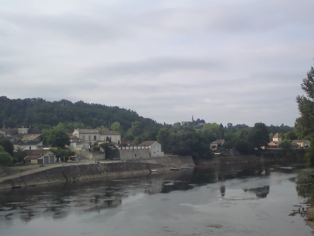 <p>I didn't explore Pessac, I just rolled over the bridge and kept on rolling.&nbsp; Following the Durieze river for a while before climbing up towards St Martin du Puy.</p><p>In spite of the look of the contours on the map there were some long stiff climbs and a few big descents, at the bottom of one of which I missed a turning, this time though with no dog punishment just a bit longer to ride.</p>