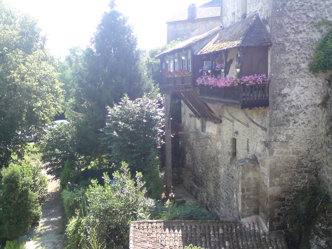 <p>I stopped for lunch about 11.30, they started serving at 12.00.&nbsp; They put my Powermonkey on to charge for me.&nbsp; I washed and spotted this view out their back window on my way to the bathroom.</p>