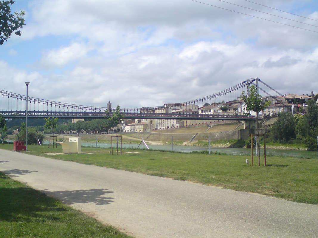 <p>The campsite at La R&eacute;ole, a municipal site, was right next to the Garonne and just along from this brige.&nbsp; The bridge was going to be the site for the feu d'artifice, firework display, for tonight, it being the 14th July.</p><p>There weren't a lot of campers at the site, though by the end there was a whole human power contingent.&nbsp; There were 6 cyclist and even a canoist.&nbsp; The canoist was a character, he was going from the Atlantic to the Med following the Garonne, he'd done it the year before following the canal but fancied a bit more of a challenge.</p><p>I heard him tell the story of his eating, drinking (je me suis aliment&eacute; bien y je me suis hidrat&eacute; bien...) and fluctuating heart rate to about 3 different sets of people.&nbsp; Really interesting way to travel though, I definitely fancy doing that.</p><p>Also met a very helpful woman from Paris who was doing the canal entre deux mers ride who corrected a few of my worse french mistakes.&nbsp; She also, unsuccessfully, tried to explain the difference in pronunciation between brancher and broncher and monter and mentir (je mont and je ment).</p>