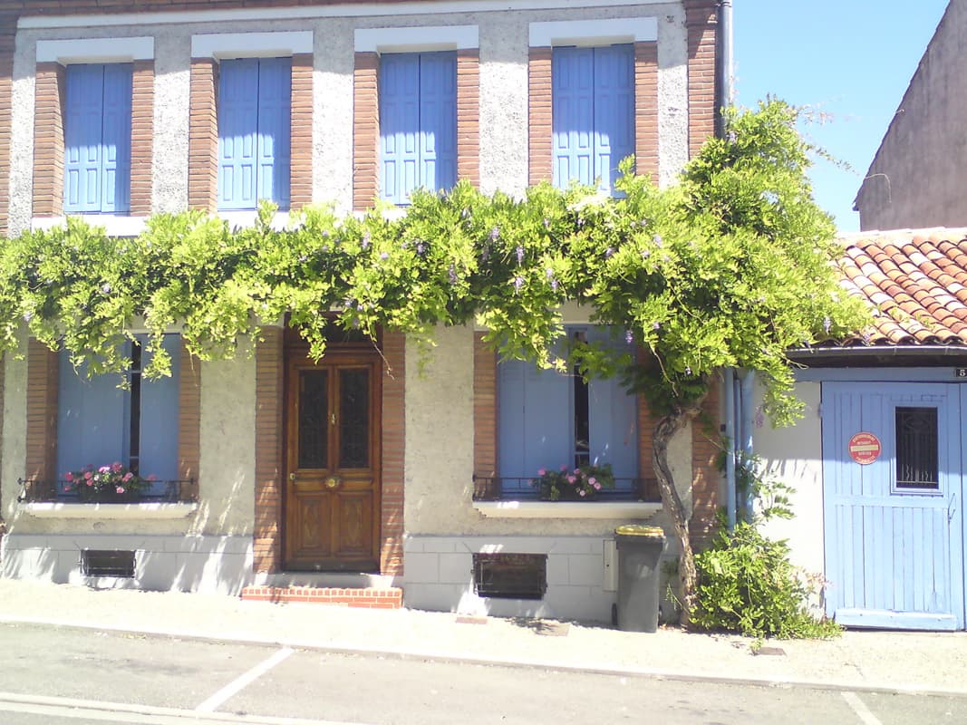 <p>Having put my tent up I decided to walk into town and look for somewhere to eat.</p><p>This house was on the way to the bridge and, apart from this very attractive frontage with a very mature wisteria, it also had a huge back garden running down to the banks of the Garonne.</p>