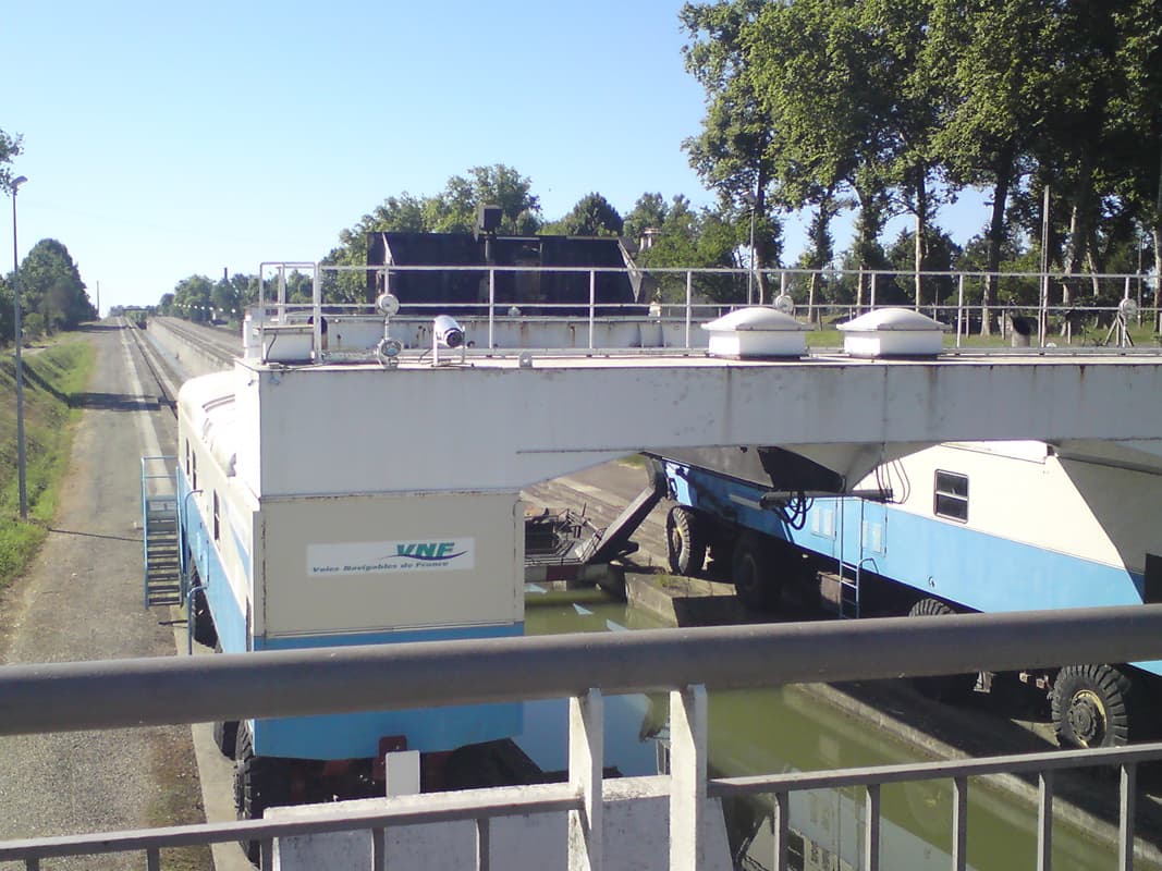 <p>This contraption, which is no longer in use, is a moving lock.&nbsp; It is a water-filled container, into which a boat sails, which then moves up the incline to let the boat sail out at the higher level.</p>