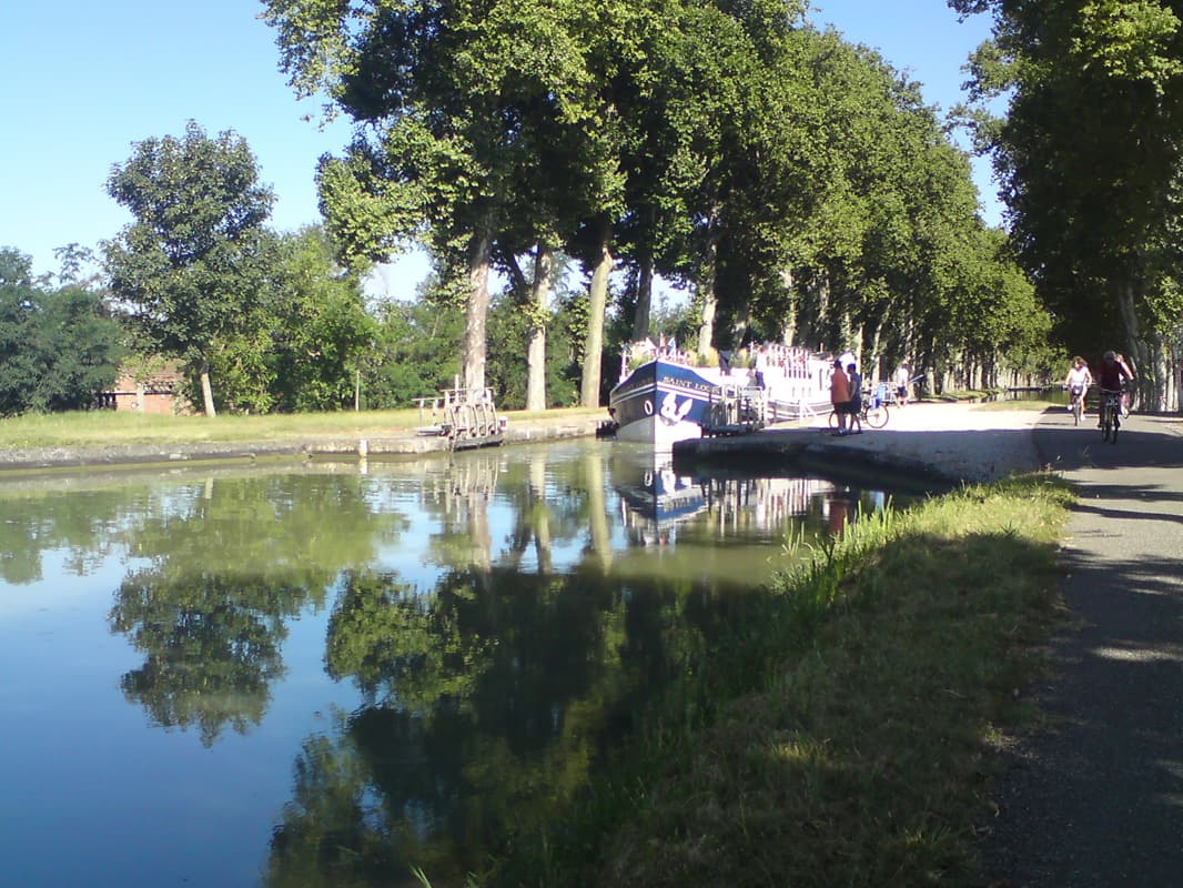 <p>Today, being Sunday, was much busier on the towpath.&nbsp; Lots of joggers, strollers and cyclists.&nbsp; Must be a great place to live near in that regard.</p>