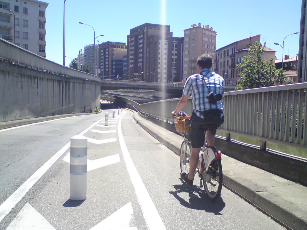 <p>Once I got to Toulouse all signage stopped completely.&nbsp; It wasn't very good once in Haut-Garonne but now it got worse.&nbsp; When you first get into Toulouse, coming from the north, the canal takes a sharp left turn, but with no signage to indicate that and some sort of water course straight ahead too.&nbsp; There's nothing to actually say it's the Canal du Midi or the Canal Lateral, which, given it's one of the most well know long distance cycle path in France, if not Europe, is a bit poor.&nbsp; Ironically, the town hall had mounted a major exhibition all about the canal and it's designer, pity they seem to ignore it in all other respects.</p><p>At times the canal was extremely difficult to follow, at times the cycleway's and paths disappeared, at times they went up and down kerbs.&nbsp; However, car drivers in Toulouse did seem quite respectful of bike riders and, above all the following day when I came back into Toulouse by bus, I noticed lots of people getting around by bike.</p>
