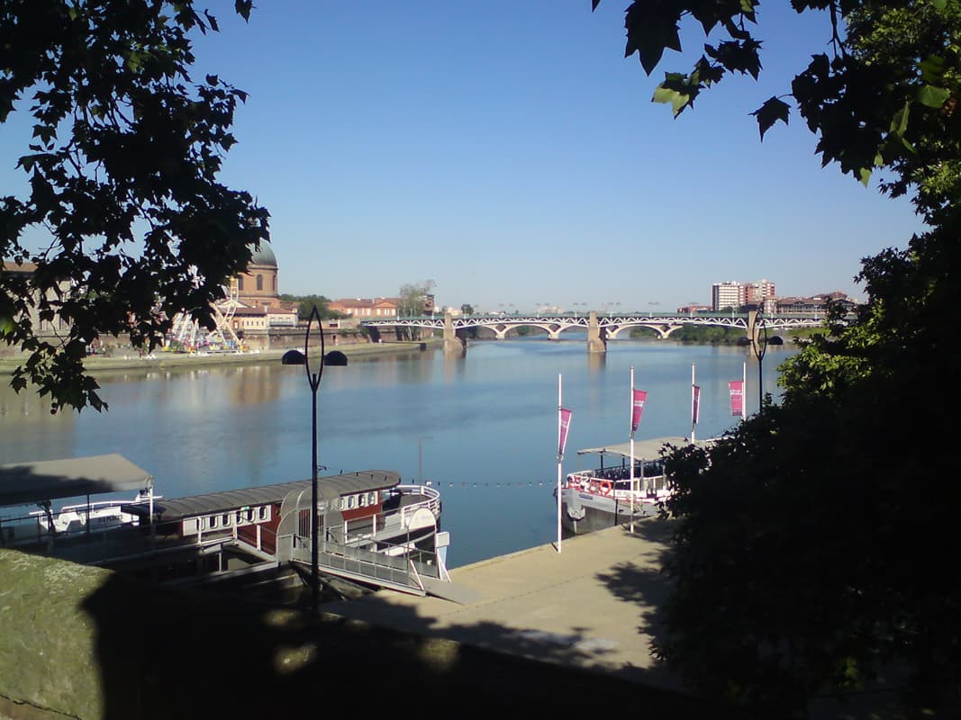 <p>I just can't leave the river alone it seems, here it is again looking up river towards Pont St-Pierre</p>