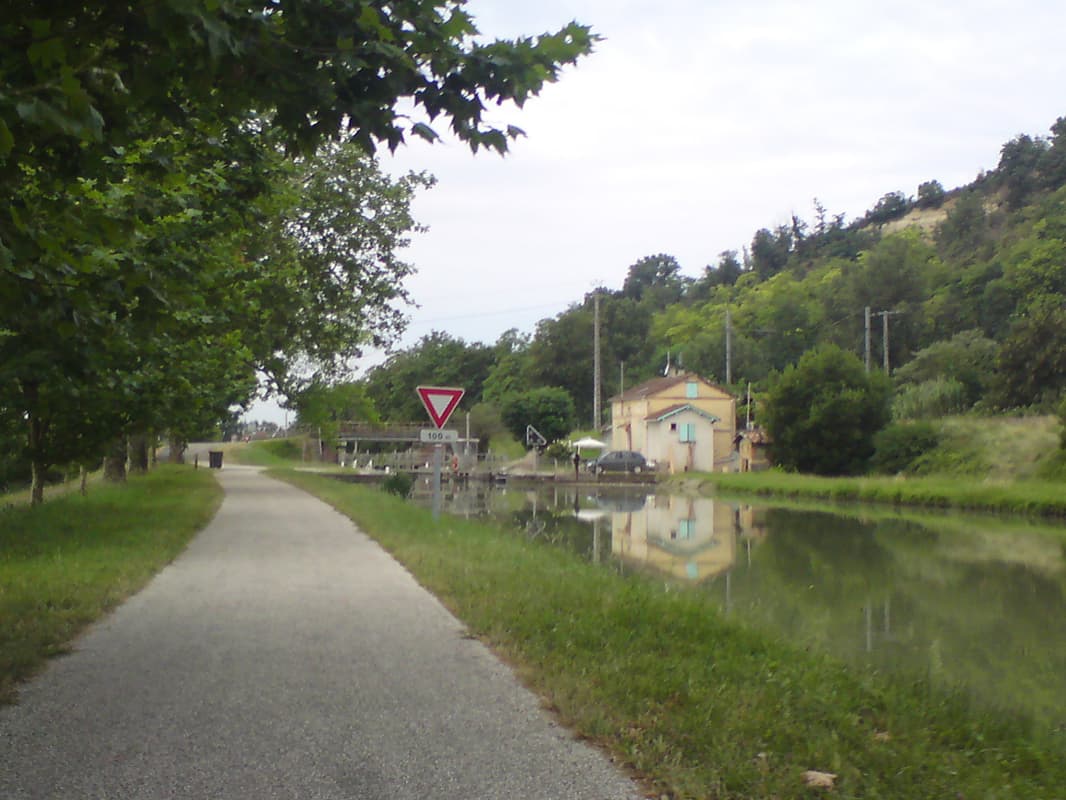 <p><em>21st July.&nbsp; 65km approx, 17.9km/hr, max 38km/hr</em></p><p>The distance figures are approximate because I managed to zero my cycle computer at Agen.</p><p>I had a nice tootle into Agen, passing lots of pilgrims since this part of the canal coincides with a St Jacques de Compostelle route.</p>