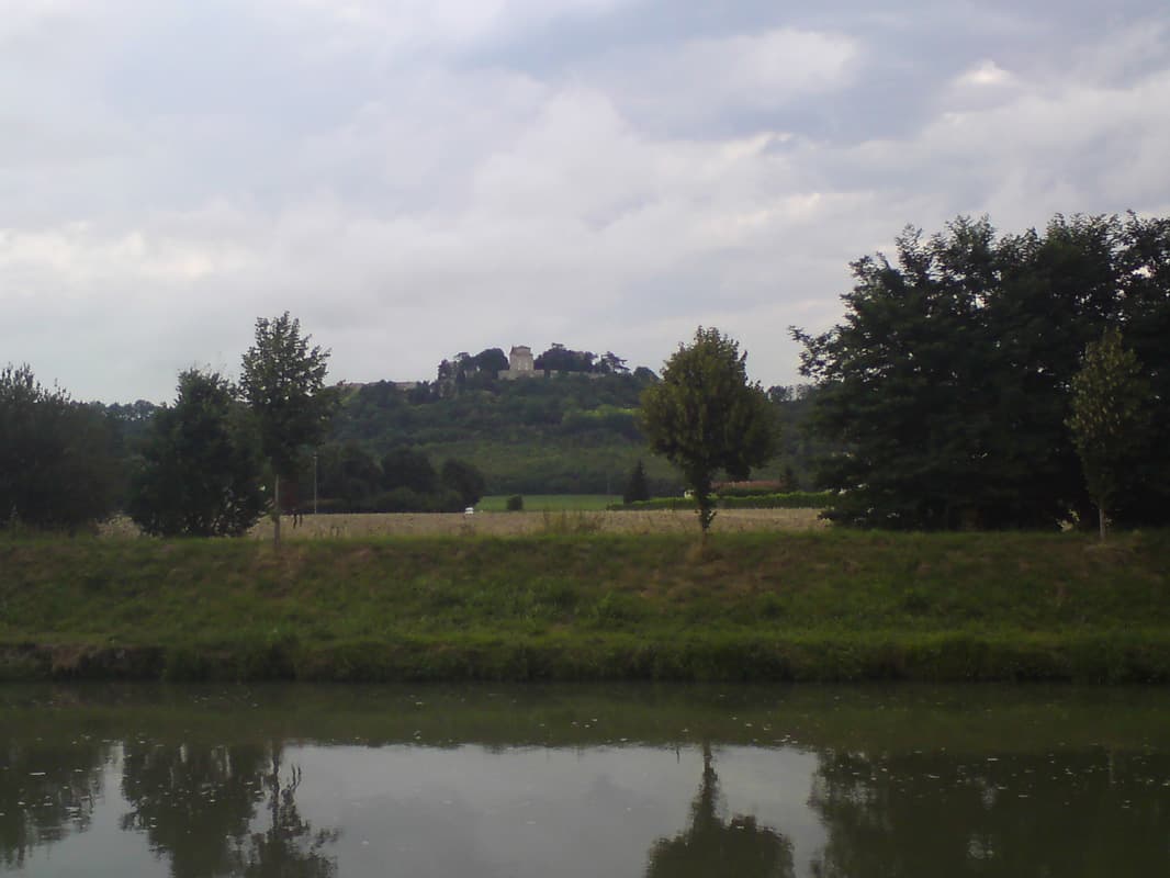 <p>I never quite tire of great looking houses in France.&nbsp; This one, overlooking the valley, looked very attractive.</p>