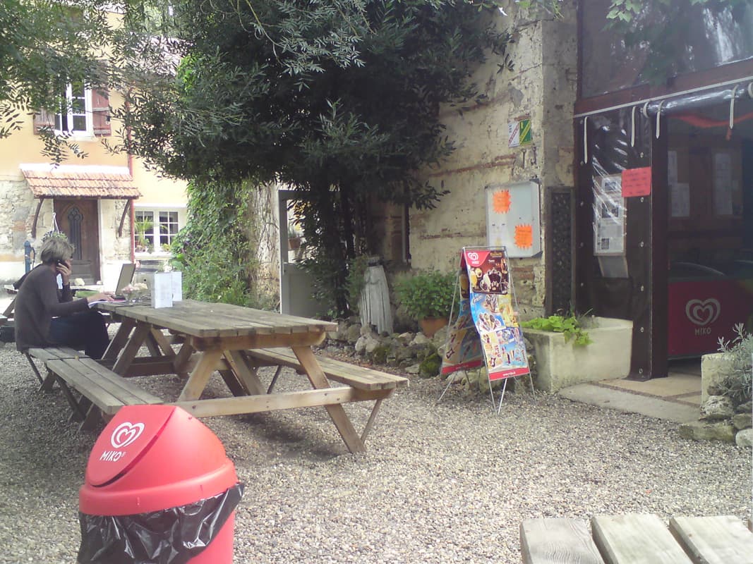 <p>So, while waiting for my chicken curry and chips I put my Powermonkey on to charge and enjoyed a cold beer, a demi p&ecirc;che in fact, beer with peach syrup.</p>