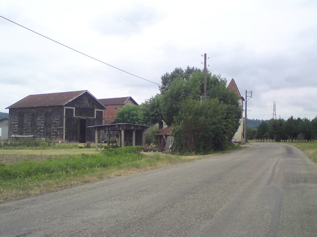 <p>I decided to explore a little after lunch, it was now about 1.30pm.&nbsp; My goodness it was nice to be off the canal.&nbsp; As nice as it was the  constantly changing views on normal roads was much more to my liking.&nbsp; I  think I took this photo because of the board pattern that was used on  the barn.</p><p>I thought I'd try and find a shop to buy a few things for a picnic dinner.&nbsp; I found a grocers in Colayrac Saint-Cirq where I bought a nice bottle of chilled ros&eacute;, some pat&eacute; de t&ecirc;te, a tomato, and some cherries, I already had a half baguette.&nbsp; I must say it was a picnic dinner I particularly enjoyed.&nbsp; I gave the remaining half bottle of ros&eacute;, having drunk the other half, to the nice french family who'd lent me their hammer when I was putting up the tent.</p><p>&nbsp;</p>
