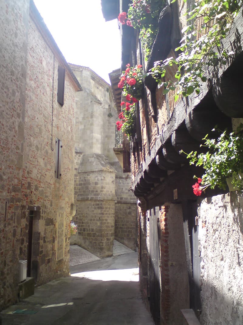 <p>There were some very attractive parts to Port Saint Marie but I have to agree with the complaint the supermarket owner made, that the town hall don't make the most of it.</p>