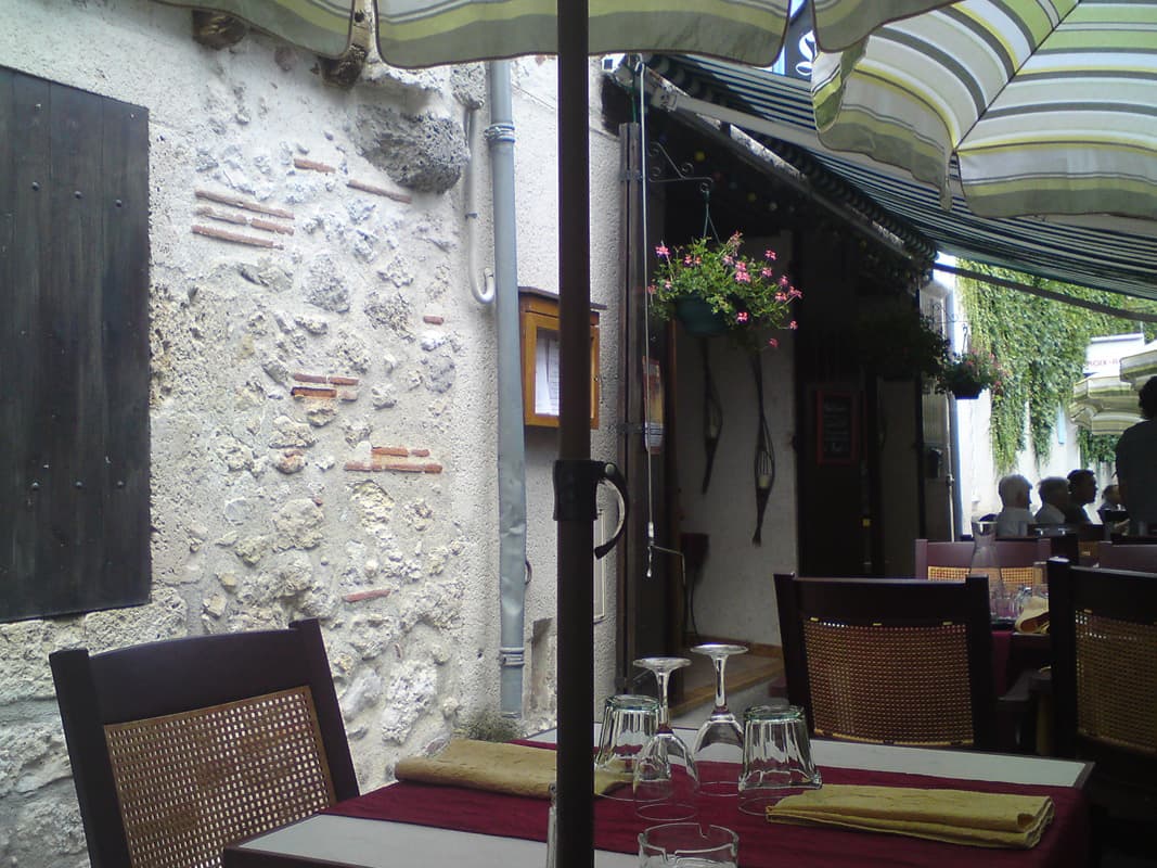 <p>The Stables in English was the name of the restaurant.&nbsp; Not bad food and certainly a nice location.</p>