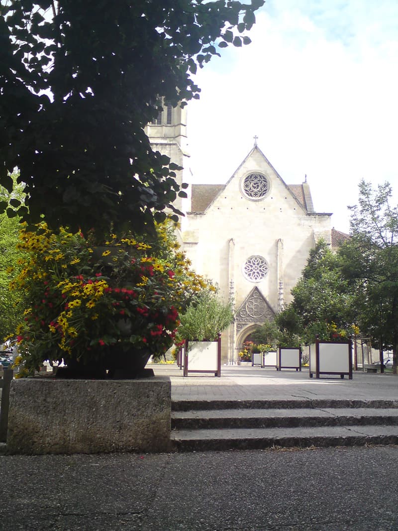 <p>By now I was getting to know Agen quite well and I knew at least three potential way's of getting to the departure point near the Campanile Hotel.&nbsp; This wasn't near any of them, I was just killing time, looking for a market if there was one, and waiting for lunchtime.</p><p>I found a market, I'd stopped to ask a very nice woman who I'd seen carrying bread if there was a bakers nearby and she told me there was, near the market.&nbsp; Having first, I must add, offered me some of her own bread should I want it.&nbsp;</p><p>I found the market and, more importantly, the straw basket I'd been hoping to find.&nbsp; So, my bike now looked even more realistically French, now I had a straw bag strapped above my panniers<br /><img title="Cool" src="./scripts/tiny_mce/plugins/emotions/img/smiley-cool.gif" border="0" alt="Cool" /></p>