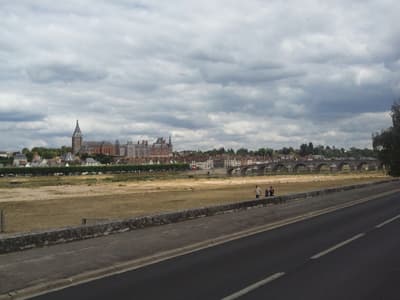 Châteauneuf sur Loire or Gien